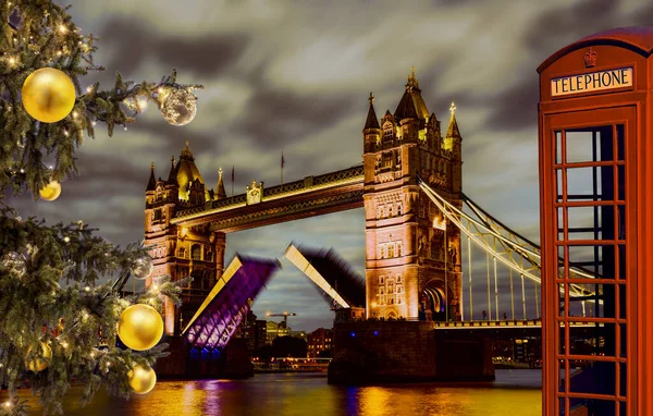 伦敦塔桥在圣诞树和红色电话亭前的升降时间 — 图库照片