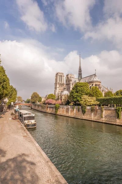 Notre Dame Cathedral Houseboats Seine Spring Time Paris France — Stock Photo, Image