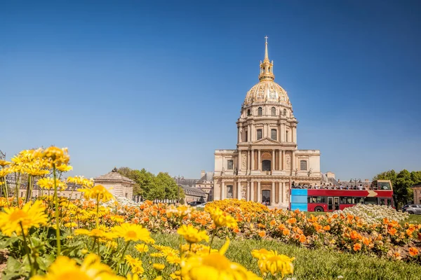 Blick Auf Les Invalides Mit Frühlingsblumen Und Tourbus Paris Frankreich — Stockfoto