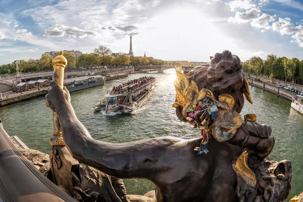 Мост Александра Iii Мост Скульптурами Против Туристической Лодки Сене Эйфелевой — стоковое фото