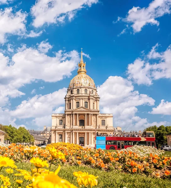 Blick Auf Les Invalides Mit Frühlingsblumen Und Tourbus Paris Frankreich — Stockfoto