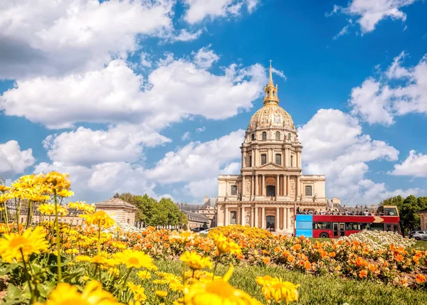 Vista Les Invalides Com Flores Primavera Ônibus Paris França — Fotografia de Stock
