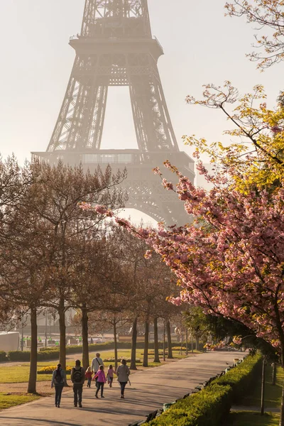Eiffeltoren Met Wandelaars Het Voorjaarspark Parijs Frankrijk — Stockfoto