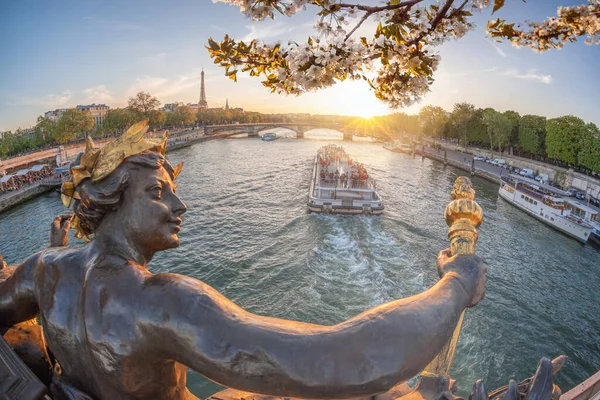 小船在塞纳河 法国在巴黎埃菲尔铁塔对亚历山大三世桥 — 图库照片