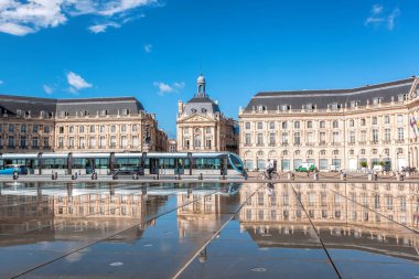De La Bourse Meydanı 'nın ve Bordeaux, Fransa' daki tramvayın yansıması. Unesco Dünya Mirası Sitesi