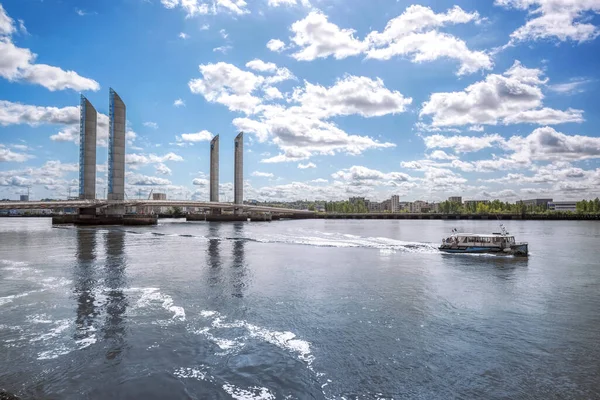 Бордо Жак Шабан Поднимают Мост Через Реку Гаронна Франции — стоковое фото