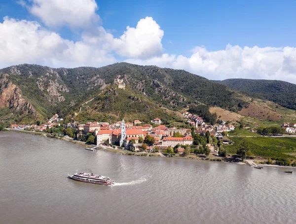 世界遺産に登録されているワチュー渓谷のパノラマでは ドナウ川沿いの船がオーストリアのローワー オーストリアにあるデュエルシュタイン村と対戦しています ストック画像