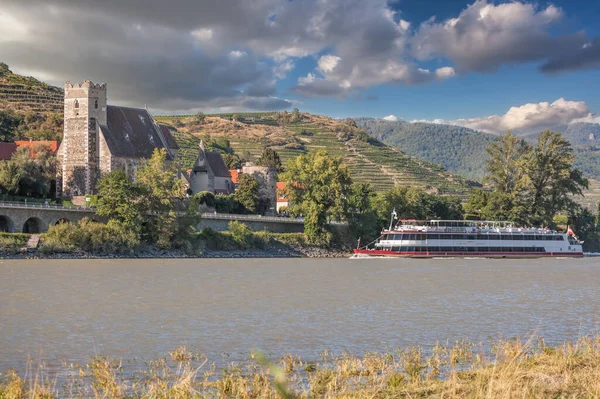 ウォシャウ渓谷のパノラマ ウネスコ世界遺産 オーストリア下オーストリアのマイケル教会に対するダヌー川の船 ストック写真