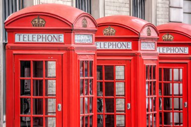 Covent Garden caddesindeki ünlü kırmızı telefon kulübeleri, Londra, İngiltere, Birleşik Krallık
