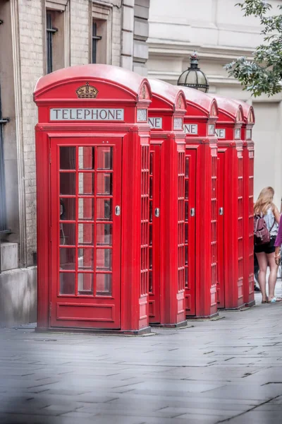 Híres Vörös Telefonfülkék Covent Garden Utcában London England Egyesült Királyság Jogdíjmentes Stock Fotók