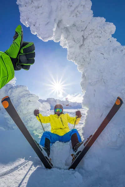 Skieur Amuse Pendant Les Beaux Paysages Hiver Haute Montagne Avec — Photo