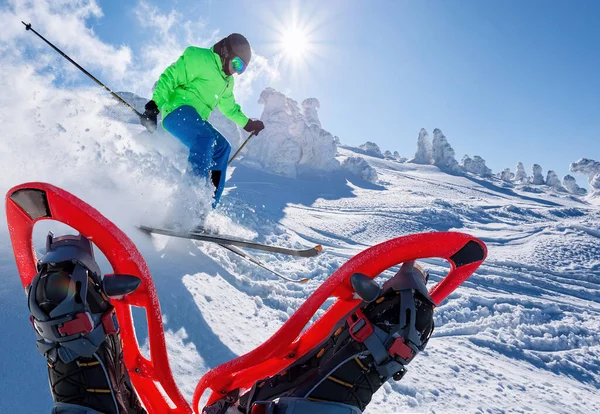 Esqui Esqui Downhill Altas Montanhas Contra Snowshoes — Fotografia de Stock