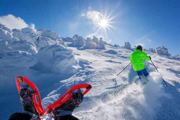 スノーシューに対する高い山のスキージャースキーダウンヒル — ストック写真