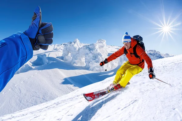 Skier Jest Zabawy Podczas Pięknej Zimowej Scenerii Wysokich Górach Kciukami Zdjęcie Stockowe