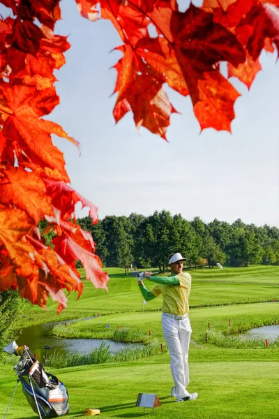 Homme Jouant Golf Pendant Automne Coloré — Photo