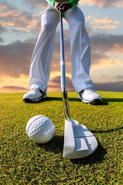 Mann Som Spiller Golf Mot Fargerik Solnedgang – stockfoto