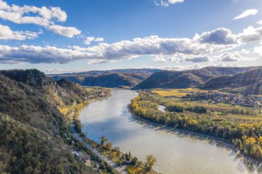 Avusturya 'nın Aşağı Avusturya bölgesindeki Durnstein köyü yakınlarındaki Tuna Nehri ile sonbahar boyunca Wachau Vadisi' nin (UNESCO) Panoraması