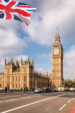 Londra, İngiltere, İngiltere 'de İngiltere bayrağına karşı köprüsü olan Big Ben.