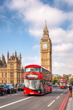 Big Ben 'in tipik kırmızı otobüsleri Londra, İngiltere, İngiltere' de köprüde.