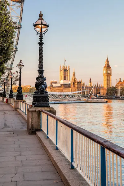 ロンドン イギリス テムズ川とビッグベンに対するウォーターフロント ロイヤリティフリーのストック写真