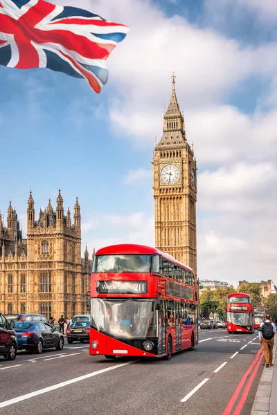 ロンドン イギリス イギリスのイギリスの旗に対して橋の上に赤いバスとビッグベン ストック写真