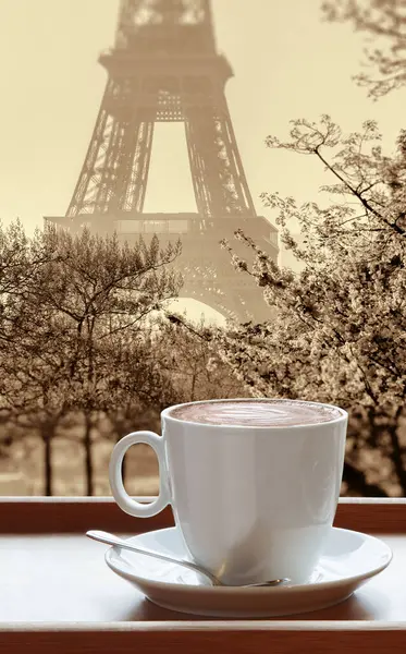 Xícara Café Contra Famosa Torre Eiffel Durante Primavera Paris França Fotos De Bancos De Imagens Sem Royalties