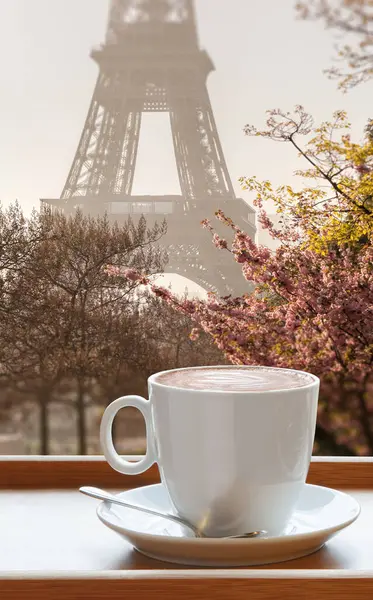 フランスのパリで春に有名なエッフェル塔とのコーヒーカップ ロイヤリティフリーのストック写真