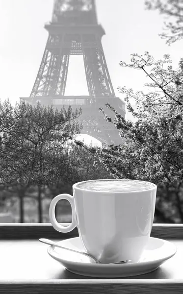 Xícara Café Contra Famosa Torre Eiffel Durante Primavera Paris França Imagens De Bancos De Imagens