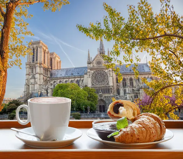 フランス パリのノートルダム大聖堂とクロワッサンとコーヒー ストックフォト