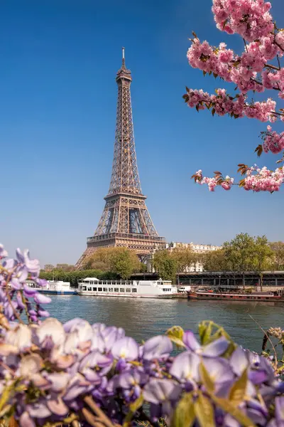 Torre Eiffel Con Barco Durante Primavera París Francia Imagen De Stock