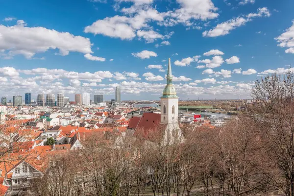 Bratislavský Pohled Město Starým Kostelem Proti Moderním Mrakodrapům Vedle Dunaje Royalty Free Stock Obrázky