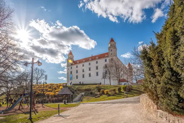 ブラチスラヴァ城またはスロバキアの首都ブラチスラヴァで春の日に ブラチスラヴァ城はダヌーブ川の上の丘にあります ストックフォト