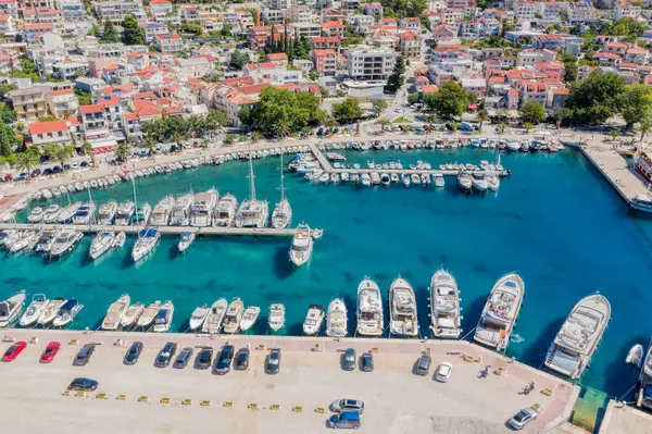 克罗地亚达尔马提亚Makarska Riviera有港口的Baska Voda镇的空中景观 — 图库照片