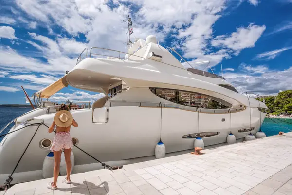 Beautiful Woman Hat Luxury White Yacht Brela Horbor Dalmatia Croatia 免版税图库照片