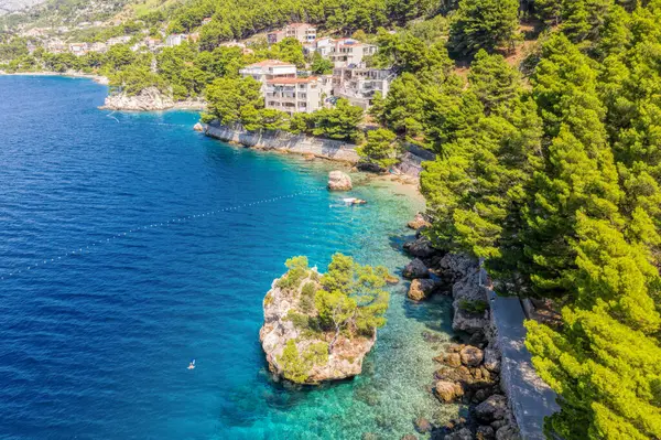Punta Rata Strand Brela Kroatien Luftudsigt Adriaterhavet Med Turkis Rent Royaltyfrie stock-fotos