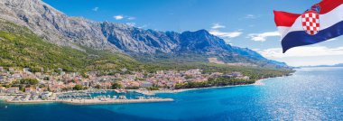 Hırvatistan 'ın dağlara karşı bayrak ve limanı Makarska riviera, Dalmaçya ve Hırvatistan' da bulunan Baska Voda kenti Panoraması