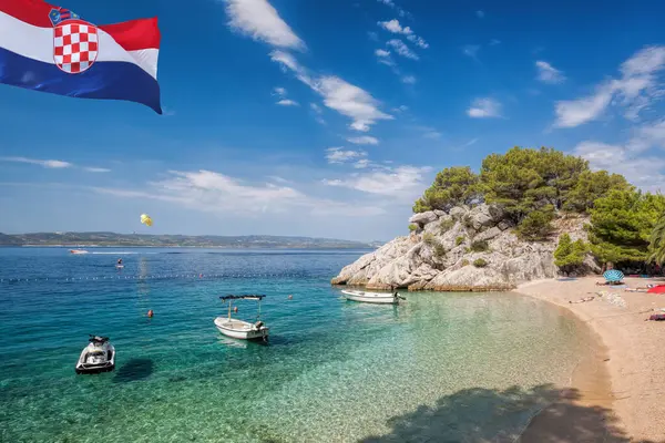 Kroatisk Flag Mod Punta Rata Strand Med Både Brela Makarska Stock-billede