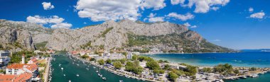 Cetina nehri kıyısındaki Omis wiith tekneleri ve Hırvatistan kıyıları boyunca uzanan inanılmaz bir manzara.