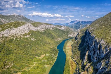 Omis, Hırvatistan ve Avrupa yakınlarındaki Cetina nehrindeki kanyonda tekneler