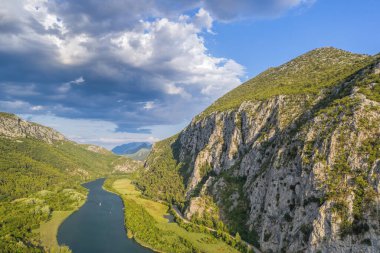 Omis, Hırvatistan ve Avrupa yakınlarındaki Cetina nehrindeki kanyonda tekne