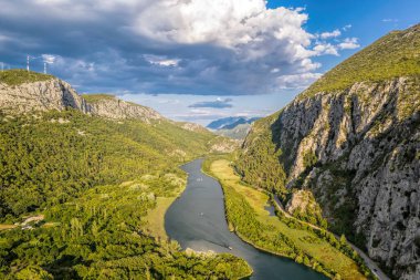 Omis, Hırvatistan ve Avrupa yakınlarındaki Cetina nehrindeki kanyonda tekne