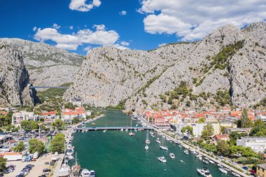 Hırvatistan ve Avrupa 'daki Cetina nehrinde tekneli Omis' in hava manzarası
