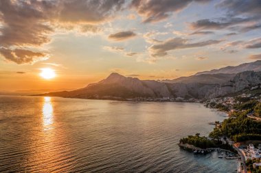 Hırvatistan ve Avrupa 'da Omis' in renkli günbatımına karşı hava görüşü