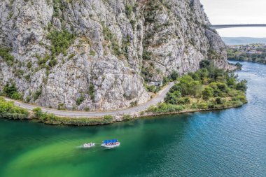 Omis, Hırvatistan ve Avrupa yakınlarındaki Cetina nehrindeki kanyonda tekneler