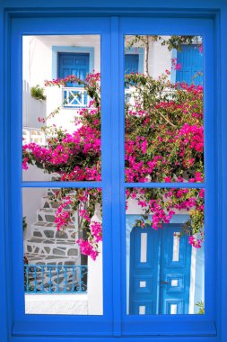 Geleneksel Yunan ev çiçeklerle Oia Köyü Santorini Island, Yunanistan