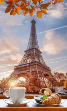 Paris, Fransa 'da Eyfel Kulesi sembollü kruvasan kahvesi.