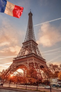 Fransa, Paris 'te Fransa bayrağı taşıyan Eyfel Kulesi