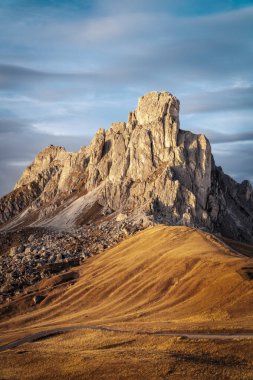 Gün batımında İtalyan Dolomitlerle Passo Giau