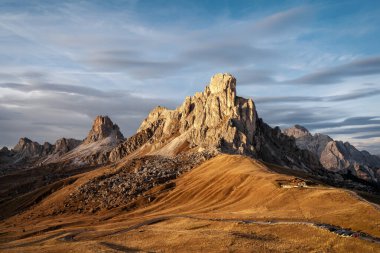 Gün batımında İtalyan Dolomitlerle Passo Giau