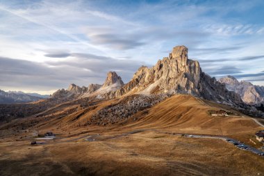 Gün batımında İtalyan Dolomitlerle Passo Giau